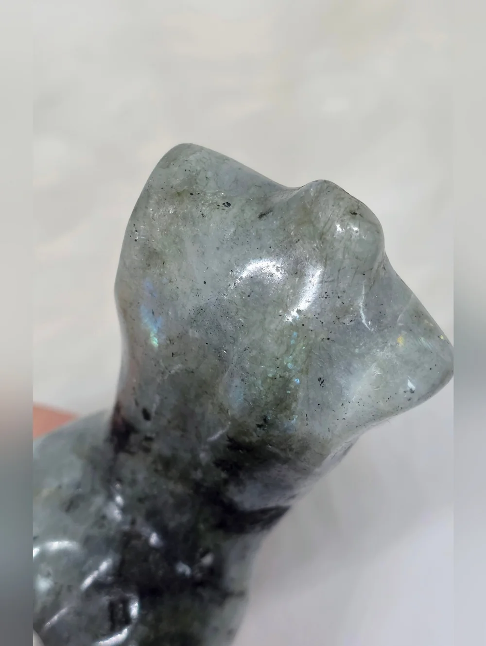 ✨ Labradorite Goddess Torso Carving | Flashy Mystical Feminine Figure | 3.13” ✨ - Picture 5 of 7
